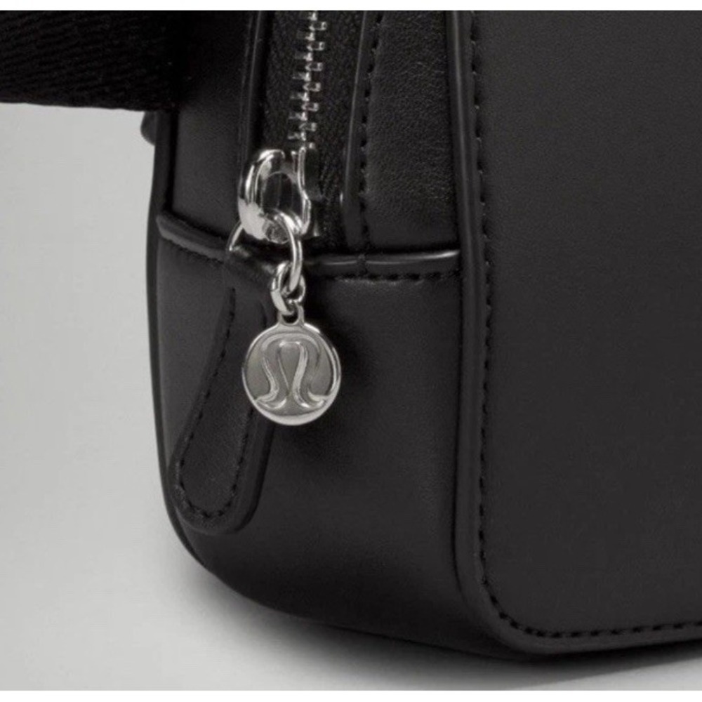 Lululemon Everywhere Belt Bag Cactus Leather Alternative 1L Black/silver - Picture 3 of 13